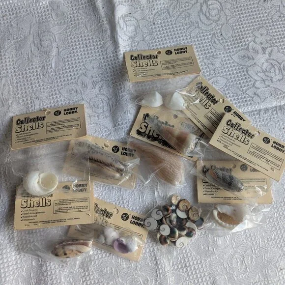 4 Shell Necklaces and 9 Craft Shell Bundles - Picture 5 of 10